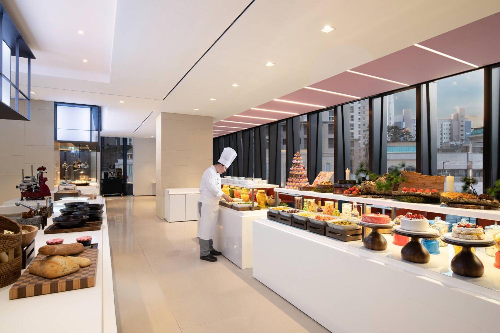 Courtyard By Marriott Suwon Hotel Exterior photo