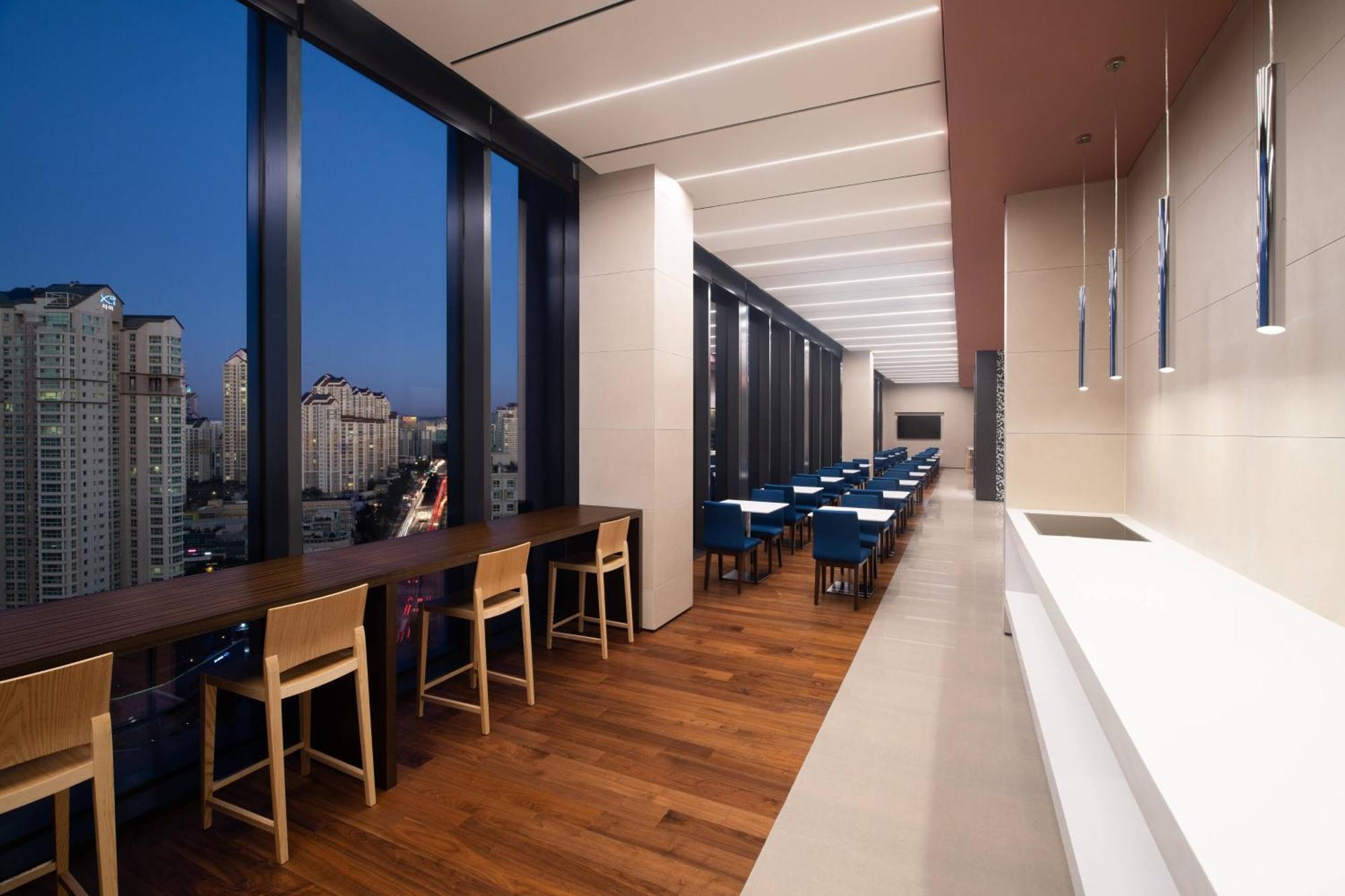 Courtyard By Marriott Suwon Hotel Exterior photo